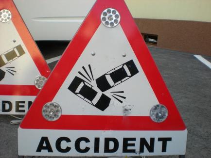 Accident în Beiuş: o persoană a fost rănită şi două maşini s-au buşit din cauza unui şofer de la Compania de Apă